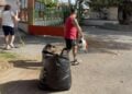 Μέλη του Συλλόγου Ποντίων Σεβαστειανών «ΠΥΡΡΙΧΙΟΣ» καθάρισαν την αυλή του δημοτικού σχολείου για να είναι στην καλύτερη δυνατή κατάσταση την πρώτη ημέρα της νέας σχολικής χρονιάς (φωτ.: facebook.com/PontiakosSyllogosSebastianonoPyrrichios)