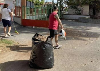 Μέλη του Συλλόγου Ποντίων Σεβαστειανών «ΠΥΡΡΙΧΙΟΣ» καθάρισαν την αυλή του δημοτικού σχολείου για να είναι στην καλύτερη δυνατή κατάσταση την πρώτη ημέρα της νέας σχολικής χρονιάς (φωτ.: facebook.com/PontiakosSyllogosSebastianonoPyrrichios)