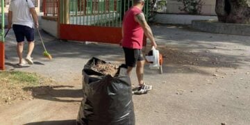 Μέλη του Συλλόγου Ποντίων Σεβαστειανών «ΠΥΡΡΙΧΙΟΣ» καθάρισαν την αυλή του δημοτικού σχολείου για να είναι στην καλύτερη δυνατή κατάσταση την πρώτη ημέρα της νέας σχολικής χρονιάς (φωτ.: facebook.com/PontiakosSyllogosSebastianonoPyrrichios)