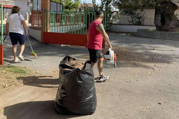 Μέλη του Συλλόγου Ποντίων Σεβαστειανών «ΠΥΡΡΙΧΙΟΣ» καθάρισαν την αυλή του δημοτικού σχολείου για να είναι στην καλύτερη δυνατή κατάσταση την πρώτη ημέρα της νέας σχολικής χρονιάς (φωτ.: facebook.com/PontiakosSyllogosSebastianonoPyrrichios)
