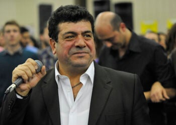Ο Στάθης Νικολαΐδης χαρίζοντας κέφι και διασκέδαση με τα τραγούδια του (φωτ.: Αρχείο Σ. Νικολαΐδη)