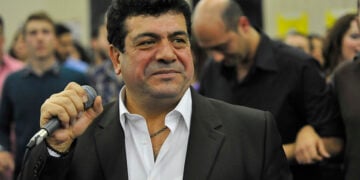 Ο Στάθης Νικολαΐδης χαρίζοντας κέφι και διασκέδαση με τα τραγούδια του (φωτ.: Αρχείο Σ. Νικολαΐδη)