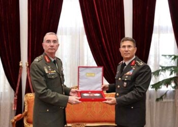 Εικόνα από τη συνάντηση του Έλληνα με τον Τούρκο διοικητή της ελληνικής και τουρκικής 1η Στρατιάς αντίστοιχα (φωτ.:  facebook.com/ekprosoposges?locale=el_GR)