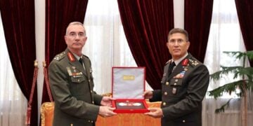 Εικόνα από τη συνάντηση του Έλληνα με τον Τούρκο διοικητή της ελληνικής και τουρκικής 1η Στρατιάς αντίστοιχα (φωτ.:  facebook.com/ekprosoposges?locale=el_GR)