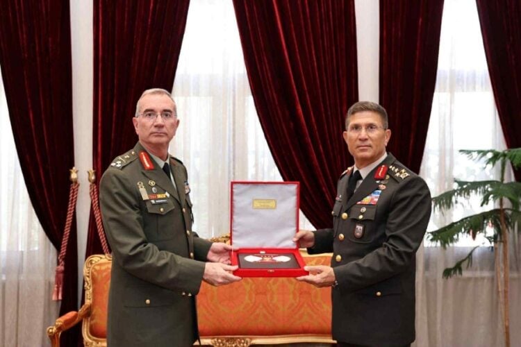 Εικόνα από τη συνάντηση του Έλληνα με τον Τούρκο διοικητή της ελληνικής και τουρκικής 1η Στρατιάς αντίστοιχα (φωτ.:  facebook.com/ekprosoposges?locale=el_GR)
