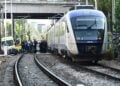 Πυροσβέστες, και διασώστες του ΕΚΑΒ στο σημείο όπου ο συρμός του προαστιακού παρέσυρε και σκότωσε πεζό στη συμβολή των λεωφόρων Κωνσταντινουπόλεως και Αθηνών (φωτ.: Eurokinissi/Κώστας Τζούμας)