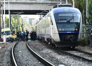 Πυροσβέστες, και διασώστες του ΕΚΑΒ στο σημείο όπου ο συρμός του προαστιακού παρέσυρε και σκότωσε πεζό στη συμβολή των λεωφόρων Κωνσταντινουπόλεως και Αθηνών (φωτ.: Eurokinissi/Κώστας Τζούμας)