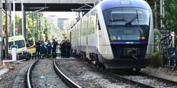 Πυροσβέστες, και διασώστες του ΕΚΑΒ στο σημείο όπου ο συρμός του προαστιακού παρέσυρε και σκότωσε πεζό στη συμβολή των λεωφόρων Κωνσταντινουπόλεως και Αθηνών (φωτ.: Eurokinissi/Κώστας Τζούμας)