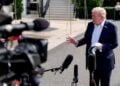 Ο Αμερικανός πρόεδρος Ντόναλντ Τραμπ  κάνει δηλώσεις σε δημοσιογράφους (φωτ.: EPA/Kent Nishimura)