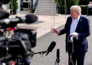 Ο Αμερικανός πρόεδρος Ντόναλντ Τραμπ  κάνει δηλώσεις σε δημοσιογράφους (φωτ.: EPA/Kent Nishimura)