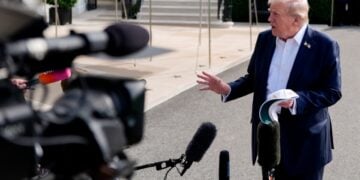 Ο Αμερικανός πρόεδρος Ντόναλντ Τραμπ  κάνει δηλώσεις σε δημοσιογράφους (φωτ.: EPA/Kent Nishimura)