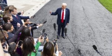Ο Αμερικανός πρόεδρος κάνει δηλώσεις στους δημοσιογράφους λίγο πριν αναχωρήσει από τον Λευκό Οίκο (φωτ.: EPA/Jim Lo Scalzo)