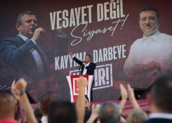 Ο Οζγκιούρ Οζέλ ηγέτης του CHP την ώρα της ομιλίας του στην Άγκυρα (φωτ.:  EPA/NECATI SAVAS)