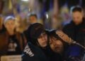 Ουκρανοί προσεύχονται, στην πλατεία Ανεξαρτησίας στο Κίεβο, για τους  στρατιώτες που έχασαν τη ζωή τους τα τελευταία 24ωρα (φωτ.: EPA/ SERGEY DOLZHENKO)