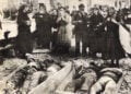 Έλληνες στη Σμύρνη αντικρίζουν νεκρούς συγγενείς τους στη διάρκεια της Μικρασιατικής Καταστροφής (φωτ.: Αμερικανικός Ερυθρός Σταυρός)