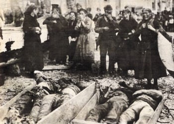 Έλληνες στη Σμύρνη αντικρίζουν νεκρούς συγγενείς τους στη διάρκεια της Μικρασιατικής Καταστροφής (φωτ.: Αμερικανικός Ερυθρός Σταυρός)