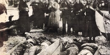 Έλληνες στη Σμύρνη αντικρίζουν νεκρούς συγγενείς τους στη διάρκεια της Μικρασιατικής Καταστροφής (φωτ.: Αμερικανικός Ερυθρός Σταυρός)