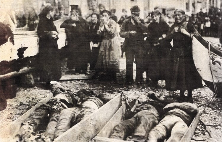 Έλληνες στη Σμύρνη αντικρίζουν νεκρούς συγγενείς τους στη διάρκεια της Μικρασιατικής Καταστροφής (φωτ.: Αμερικανικός Ερυθρός Σταυρός)