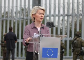 Η πρόεδρος της Κομισιόν Ούρσουλα φον ντερ Λάιεν στη διάρκεια ομιλίας στην Πολωνία (φωτ.: EPA/Artur Reszko)
