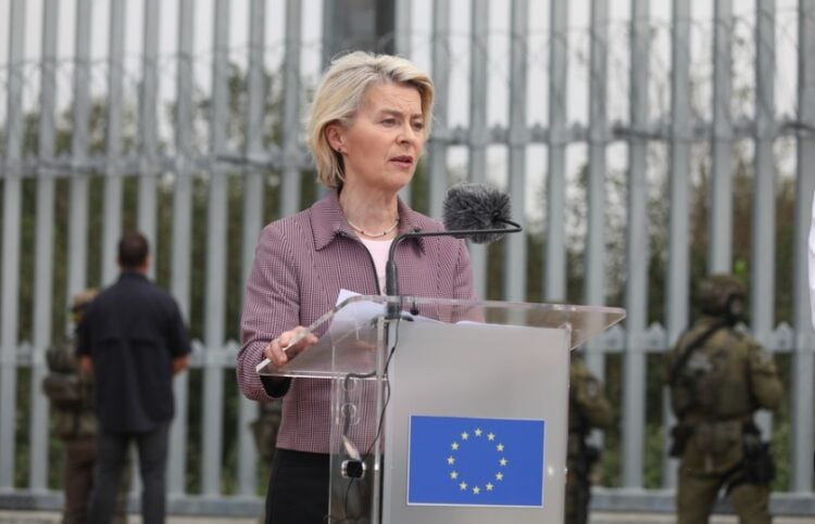 Η πρόεδρος της Κομισιόν Ούρσουλα φον ντερ Λάιεν στη διάρκεια ομιλίας στην Πολωνία (φωτ.: EPA/Artur Reszko)