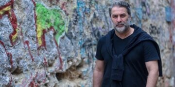 Ο ηθοποιός Βασίλης Μπισμπίκης σε παλαιότερη φωτογράφηση του DOCUMENTO 
(φωτ. αρχείου: Κώστας Τζούμας / EUROKINISSI)