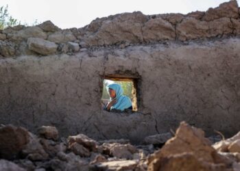 Μια Αφγανή στέκεται ανάμεσα σε ερείπια μετά από σεισμό στην Ζέντα Τζαν (φωτ. αρχείου: EPA/Samiullah Popal)