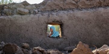 Μια Αφγανή στέκεται ανάμεσα σε ερείπια μετά από σεισμό στην Ζέντα Τζαν (φωτ. αρχείου: EPA/Samiullah Popal)