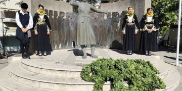 Το Μνημείο των Μικρασιατών στον Άγιο Κωνσταντίνο Αγρινίου (φωτ.: Facebook / Γιώργος Παπαναστασίου - Δήμαρχος Αγρινίου)