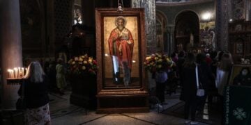 Η εικόνα του Αγίου Διονυσίου του Αρεποαγίτη στον φερώνυμο ιερό ναό, στο κέντρο της Αθήνας (φωτ.: EUROKINISSI/Σωτήρης Δημητρόπουλος)