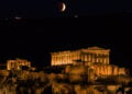 To «Ματωμένο Φεγγάρι» πάνω από την Ακρόπολη (φωτ.: EUROKINISSI)