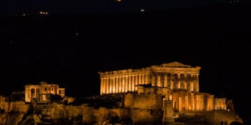 To «Ματωμένο Φεγγάρι» πάνω από την Ακρόπολη (φωτ.: EUROKINISSI)