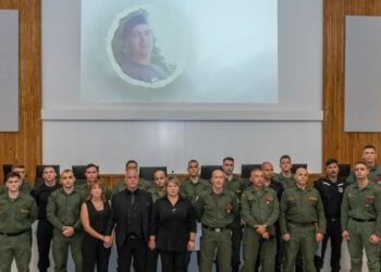 Οι αστυνομικοί της Α-535 Διμοιρίας Αποκατάστασης Τάξης με τους γονείς και την αδελφή του Γ. Λυγγερίδη (φωτ.: EUROKINISSI/Γιάννης Παναγόπουλος)
