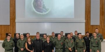 Οι αστυνομικοί της Α-535 Διμοιρίας Αποκατάστασης Τάξης με τους γονείς και την αδελφή του Γ. Λυγγερίδη (φωτ.: EUROKINISSI/Γιάννης Παναγόπουλος)