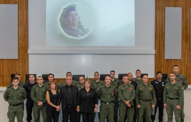 Οι αστυνομικοί της Α-535 Διμοιρίας Αποκατάστασης Τάξης με τους γονείς και την αδελφή του Γ. Λυγγερίδη (φωτ.: EUROKINISSI/Γιάννης Παναγόπουλος)