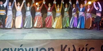 Μέλη του εφηβικού τμήματος παραστάσεων των «Αργοναυτών» Κιλκίς (φωτ.: Facebook / Δήμος Κιλκίς)