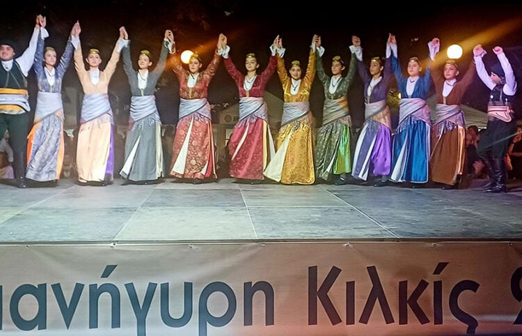 Μέλη του εφηβικού τμήματος παραστάσεων των «Αργοναυτών» Κιλκίς (φωτ.: Facebook / Δήμος Κιλκίς)