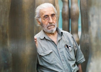 Ο Ιωάννης Αβραμίδης ανάμεσα σε έργα του, στην αυλή του εργαστηρίου του, το 2012 (φωτ.: Μουσείο Λεοπόλδου / Robert Newald)
