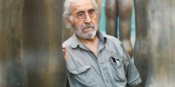 Ο Ιωάννης Αβραμίδης ανάμεσα σε έργα του, στην αυλή του εργαστηρίου του, το 2012 (φωτ.: Μουσείο Λεοπόλδου / Robert Newald)