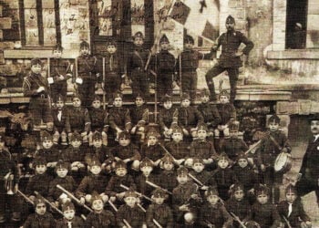 Ο Παναγιώτης Νόρδας [όρθιος κάτω δεξιά] με την ομάδα προσκόπων που είχε ιδρύσει στην Μπάλια. Ήταν απόφοιτος Νομικής και εργαζόταν στην Οικονομική Επιτροπή της πόλης ως επόπτης. Πέθανε στην Ελλάδα το 1960 (φωτ.: Μπάλια Σύλλογος Μπαλιωτών Μ. Ασίας)