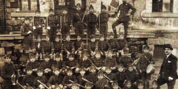 Ο Παναγιώτης Νόρδας [όρθιος κάτω δεξιά] με την ομάδα προσκόπων που είχε ιδρύσει στην Μπάλια. Ήταν απόφοιτος Νομικής και εργαζόταν στην Οικονομική Επιτροπή της πόλης ως επόπτης. Πέθανε στην Ελλάδα το 1960 (φωτ.: Μπάλια Σύλλογος Μπαλιωτών Μ. Ασίας)