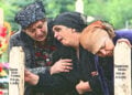 Θρήνος πάνω στους τάφους δύο δίδυμων10χρονων παιδιών (φωτ.: EPA / Sergei Chirikov. Επεξ. εικ.: ΧΚ)