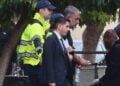 Ο Βασίλης Μπισμπίκης με χειροπέδες στα δικαστήρια της πρώην Σχολής Ευελπίδων (φωτ.: EUROKINISSI / Γιάννης Παναγόπουλος)