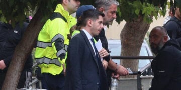 Ο Βασίλης Μπισμπίκης με χειροπέδες στα δικαστήρια της πρώην Σχολής Ευελπίδων (φωτ.: EUROKINISSI / Γιάννης Παναγόπουλος)