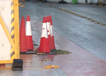 Μέλη του πληρώματος και ναυτεργατικά σωματεία άφησαν λουλούδια για τον 20χρονο ναυτικό (φωτ.: EUROKINISSI / Γιάννης Παναγόπουλος)
