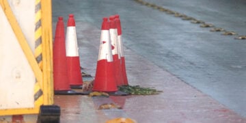 Μέλη του πληρώματος και ναυτεργατικά σωματεία άφησαν λουλούδια για τον 20χρονο ναυτικό (φωτ.: EUROKINISSI / Γιάννης Παναγόπουλος)