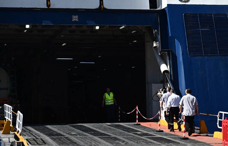 Το πλοίο «Blue Star Χίος» δεμένο στο λιμάνι του Πειραιά, Τετάρτη 24 Σεπτεμβρίου 2025 (φωτ.: EUROKINISSI / Κώστας Τζούμας)