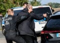 Ρεπόρτερ πολιορκούν το αυτοκίνητο με το οποίο απομακρύνεται από τη φυλακή ο Μπρίκνερ (φωτ.: EPA / Filip Singer)
