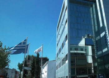 Η επετειακή σημαία για τη Μικρασιατική Καταστροφή κυματίζει στο δημαρχείο Χαλανδρίου (φωτ.: Δήμος Χαλανδρίου)