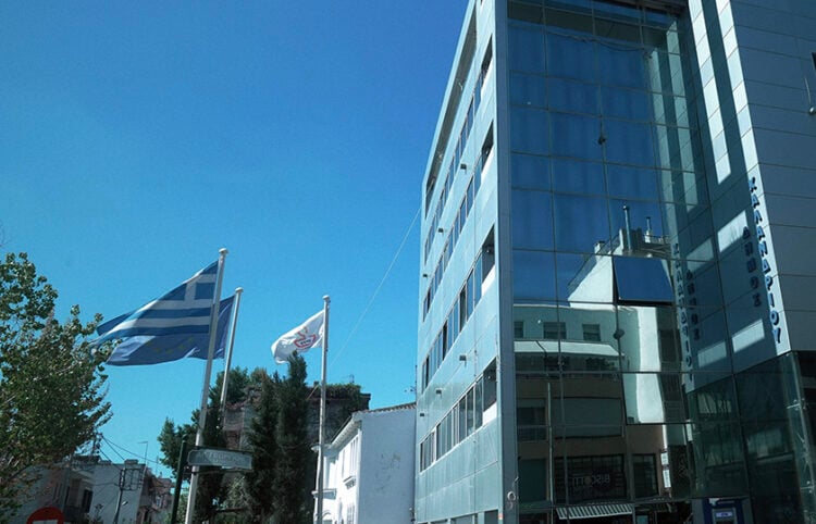 Η επετειακή σημαία για τη Μικρασιατική Καταστροφή κυματίζει στο δημαρχείο Χαλανδρίου (φωτ.: Δήμος Χαλανδρίου)