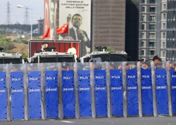 Oδοφράγματα γύρω από την έδρα του CHP στην Κωνσταντινούπολη (φωτ.: EPA / Tolga Bozoglu)